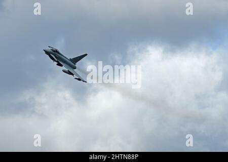 Un Eurofighter allemand organise un spectacle de vol au cours de l'entraînement conjoint des contrôleurs d'attaque du terminal avec des avions américains affectés au 2nd Escadron des opérations de soutien aérien dans la zone d'entraînement de Grafenwoehr du Commandement de l'instruction de l'Armée de terre 7th, en Allemagne, le 25 février 2022. (É.-U. Photo de l'armée par Markus Rauchenberger) Banque D'Images