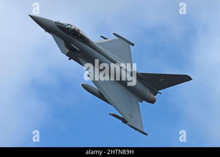 Un Eurofighter allemand organise un spectacle de vol au cours de l'entraînement conjoint des contrôleurs d'attaque du terminal avec des avions américains affectés au 2nd Escadron des opérations de soutien aérien dans la zone d'entraînement de Grafenwoehr du Commandement de l'instruction de l'Armée de terre 7th, en Allemagne, le 25 février 2022. (É.-U. Photo de l'armée par Markus Rauchenberger) Banque D'Images