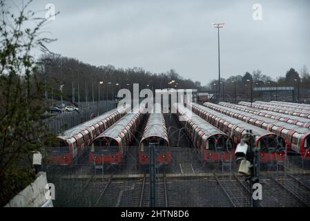 Londres, Royaume-Uni. 1st mars 2022. Photo prise le 1 mars 2022 montre des trains en métro garés à Londres, en Grande-Bretagne. Les navetteurs de Londres ont été lancés dans le chaos mardi, lorsque presque tous les services de métro ont été suspendus alors qu'environ 10 000 travailleurs du métro londonien du syndicat des chemins de fer, des Maritimes et des Transports (RMT) avaient prévu une grève de 24 heures. La grève fait suite à un différend non résolu entre RMT et transport for London (TfL) au sujet des plans présumés de cette dernière visant à réduire jusqu'à 600 postes dans les gares, ainsi qu'à des préoccupations au sujet des pensions et des conditions de travail. Credit: Stephen Chung/Xinhua/Alay Live News Banque D'Images