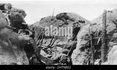 Des soldats australiens morts se sont accumulés autour de la tranchée du Sud à Lone Pine, Gallipoli, le 8 août 1915. Banque D'Images