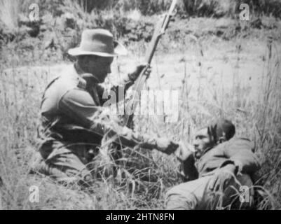 Un soldat D'ANZAC donne un verre à un turc blessé lors de la campagne Gallipoli à WWù Banque D'Images