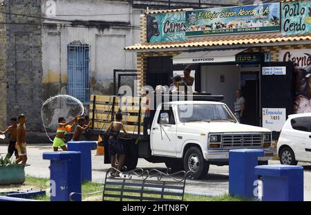 Puerto Cabello, Carabobo, Venezuela. 1st mars 2022. 01 mars 2022. Les Vénézuéliens célèbrent le carnaval avec des costumes, des fêtes, des masques, de l'eau, des blagues et beaucoup de plaisir. À Puerto Cabello, état de Carabobo. Photo: Juan Carlos Hernandez (Credit image: © Juan Carlos Hernandez/ZUMA Press Wire) Banque D'Images