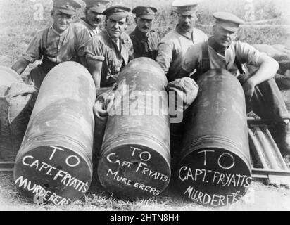 Les tireurs de la batterie n° 10, Artillerie marine royale affichant des obus de 15 pouces avec un message écrit indiquant: 'Au capitaine Fryatt meurtrierss'. Becourt, le 3 août 1916. Banque D'Images