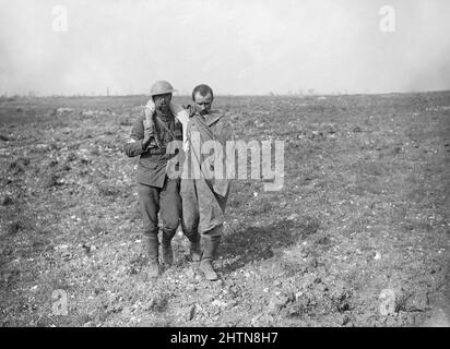 Soldat britannique aidant un prisonnier allemand blessé à travers le pays ouvert pendant la bataille de la somme. Ginchy, le 25 septembre. Banque D'Images