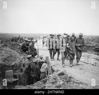 Des hommes armés britanniques observant des prisonniers allemands, blessés et visiblement affligés, passant après la prise de Guillemont. Vallée du chimpanzé, près d'Amiens pendant la bataille de la somme Banque D'Images