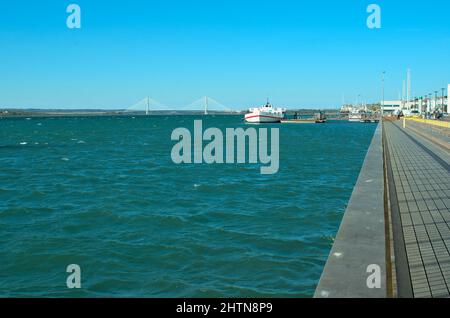 Rivière Guadiana côté espagnol avec port de ferrys sur le backgroung et le pont international. Ayamonte, Espagne Banque D'Images