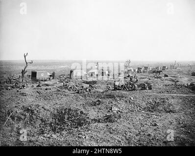 Ambulances du Royal Army Medical corps (RAMC) et un poste de dressing avancé sur la route Montauban-Guillemont. Guillemont en arrière-plan, septembre 1916. Les deux camions à gauche portent le Shamrock de la division 16th (irlandaise). Banque D'Images