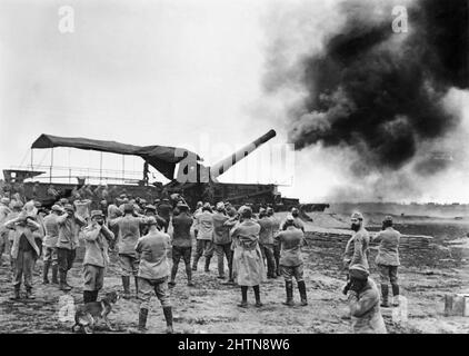 E bataille de la somme, juillet-novembre 1916 12 pouce Mark IX canon de la Royal Garrison Artillery (sur un montage de chemin de fer) tir un coup près de Meaulte, août 1916. Au premier plan, un groupe de soldats français regardent leurs oreilles contre l'explosion. Banque D'Images