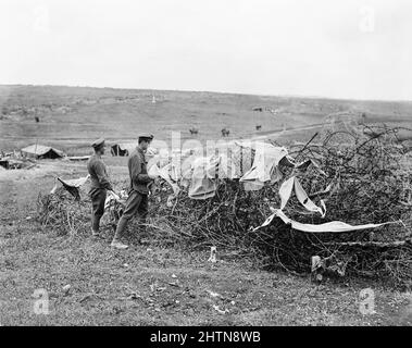 Les troupes britanniques séchant leur linge sur de vieux barbelés allemands devant Mametz, septembre 1916. Banque D'Images