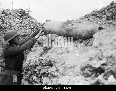 Une carapace allemande non explosée dans une tranchée près de Thiepval, le 1916 septembre, pendant la bataille de la somme Banque D'Images