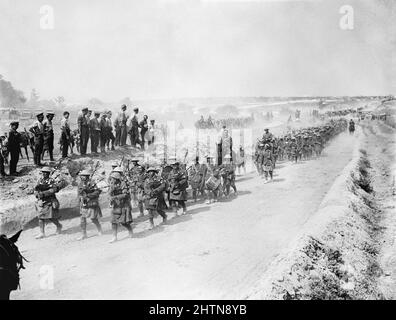 La Black Watch (alors connue sous le nom de Royal Highlanders, aujourd'hui appelé Royal Highland Regiment) se refaisant le long de la route Fricourt-Albert dirigée par leurs cornemuses. 1916 août pendant la bataille de la somme Banque D'Images