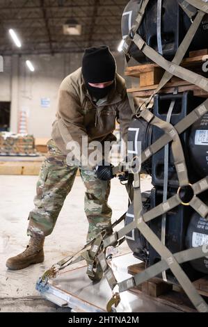 Dover, Delaware, États-Unis. 21st janvier 2022. Airman 1st Class Dalton Mace, 436th Aerial Port Squadron cargo processor, palettise les munitions, les armes et autres équipements à destination de l'Ukraine lors d'une mission de vente militaire étrangère à la base aérienne de Douvres, Delaware, le 21 janvier 2022. Depuis 2014, les États-Unis ont engagé plus de $5,4 milliards d'aide totale à l'Ukraine, y compris l'assistance en matière de sécurité et d'assistance non relative à la sécurité. Les États-Unis réaffirment leur attachement inébranlable à la souveraineté et à l'intégrité territoriale de l'Ukraine en faveur d'une Ukraine sûre et prospère. (Photo par Mauricio Campino) Banque D'Images