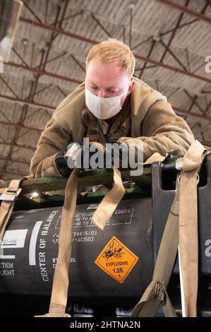 Dover, Delaware, États-Unis. 21st janvier 2022. Avion 1st classe Jacob Atchley, 436th Escadron de port aérien compagnon de transport aérien, palettisant munitions, armes et autres équipements à destination de l'Ukraine lors d'une mission de vente militaire étrangère à la base de la Force aérienne de Douvres, Delaware, le 21 janvier 2022. Depuis 2014, les États-Unis ont engagé plus de $5,4 milliards d'aide totale à l'Ukraine, y compris l'assistance en matière de sécurité et d'assistance non relative à la sécurité. Les États-Unis réaffirment leur attachement inébranlable à la souveraineté et à l'intégrité territoriale de l'Ukraine en faveur d'une Ukraine sûre et prospère. (Photo de Ma Banque D'Images