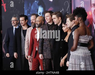 New York, États-Unis. 01st mars 2022. John Turturro, Colin Farrell, Peter Sarsgaard, Jeffrey Wright, Paul Dano, Robert Pattinson, Zoe Kravitz, Andy Serkis et Jayme Lawson arrivent sur le tapis rouge à la première mondiale « The Batman » au Josie Robertson Plaza, au Lincoln Center, à New York, le mardi 1 mars 2022. Photo de John Angelillo/UPI crédit: UPI/Alay Live News Banque D'Images