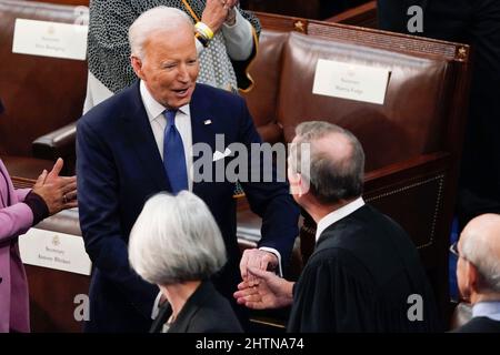 Washington, États-Unis. 01st mars 2022. Le président Joe Biden salue le juge en chef des États-Unis John Roberts lorsqu'il arrive à présenter son premier discours sur l'état de l'Union à une session conjointe du Congrès, au Capitole à Washington, le mardi 1 mars 2022. (Photo de J. Scott Applewhite/Pool/Sipa USA) crédit: SIPA USA/Alay Live News Banque D'Images