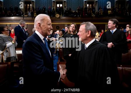 Le président AMÉRICAIN Joe Biden tremble la main avec le juge en chef de la Cour suprême des États-Unis John Roberts en arrivant à livrer le discours sur l'état de l'Union à une session conjointe du Congrès au Capitole des États-Unis à Washington, DC, le 1 mars 2022. Credit: Saul Loeb/Pool via CNP /MediaPunch Banque D'Images