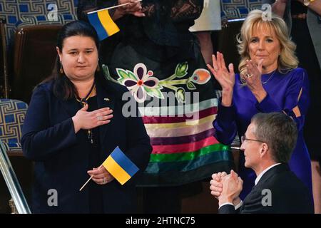 L'ambassadeur d'Ukraine aux États-Unis, Oksana Markarova, reconnaît au président Joe Biden la première dame que Jill Biden a applaudie lors de son premier discours sur l'État de l'Union à une session conjointe du Congrès, au Capitole à Washington, le mardi 1 mars 2022. Crédit : J. Scott Applewhite/Pool via CNP Banque D'Images