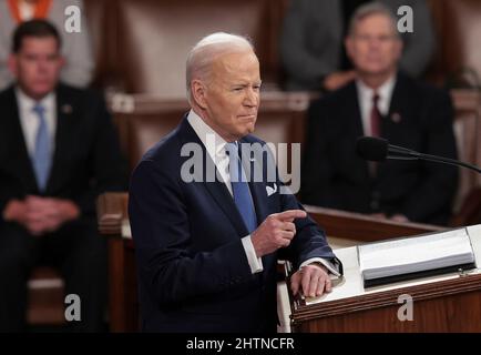 Washington, DC, États-Unis. 01st mars 2022. Le président américain Joe Biden prononce le discours sur l'état de l'Union lors d'une session conjointe du Congrès dans la salle de la Chambre du Capitole des États-Unis le 01 mars 2022 à Washington, DC. Lors de son premier discours sur l'État de l'Union, M. Biden a parlé des efforts de son administration pour mener une réponse mondiale à l'invasion russe de l'Ukraine, pour lutter contre l'inflation et pour sortir le pays de la pandémie COVID-19. Crédit : gagnez Mc NameE/Pool via CNP/Media Punch/Alay Live News Banque D'Images