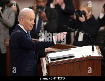 Washington, DC, États-Unis. 01st mars 2022. Le président américain Joe Biden prononce le discours sur l'état de l'Union lors d'une session conjointe du Congrès dans la salle de la Chambre du Capitole des États-Unis le 01 mars 2022 à Washington, DC. Lors de son premier discours sur l'État de l'Union, M. Biden a parlé des efforts de son administration pour mener une réponse mondiale à l'invasion russe de l'Ukraine, pour lutter contre l'inflation et pour sortir le pays de la pandémie COVID-19. Crédit : gagnez Mc NameE/Pool via CNP/Media Punch/Alay Live News Banque D'Images