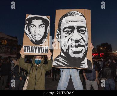BROOKLYN, N.Y. – le 20 avril 2021 : des manifestants se rassemblent après que l'ancien policier Derek Chauvin ait été reconnu coupable de meurtre à la mort de George Floyd. Banque D'Images