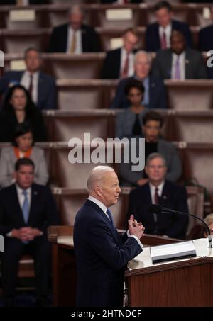 Washington, DC, États-Unis. 01st mars 2022. Le président américain Joe Biden prononce le discours sur l'état de l'Union lors d'une session conjointe du Congrès dans la salle de la Chambre du Capitole des États-Unis le 01 mars 2022 à Washington, DC. Lors de son premier discours sur l'État de l'Union, M. Biden a parlé des efforts de son administration pour mener une réponse mondiale à l'invasion russe de l'Ukraine, pour lutter contre l'inflation et pour sortir le pays de la pandémie COVID-19. Crédit : gagnez Mc NameE/Pool via CNP/Media Punch/Alay Live News Banque D'Images