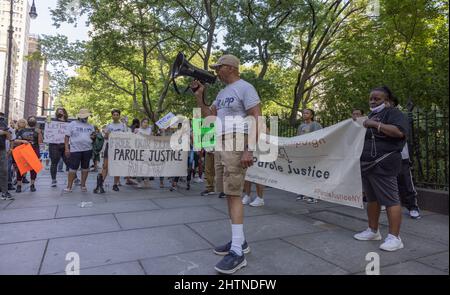 NEW YORK, New York – le 5 juin 2021 : des manifestants se rassemblent à Manhattan pour exhorter l'Assemblée législative de l'État de New York à adopter des mesures de réforme de la libération conditionnelle. Banque D'Images