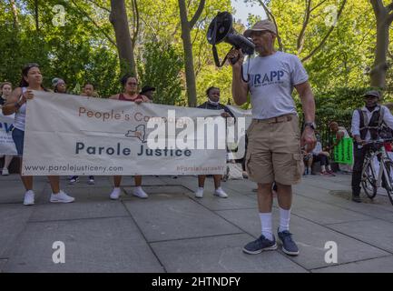 NEW YORK, New York – le 5 juin 2021 : des manifestants se rassemblent à Manhattan pour exhorter l'Assemblée législative de l'État de New York à adopter des mesures de réforme de la libération conditionnelle. Banque D'Images