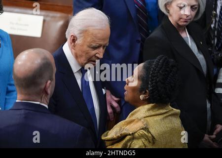 Washington, États-Unis. 01st mars 2022. Le Président Joe Biden s'entretient avec la Représentante Sheila Jackson Lee, D-Texas, après son premier discours sur l'État de l'Union à une session conjointe du Congrès, au Capitole à Washington, DC, le mardi 1 mars 2022. Photo de piscine par J. Scott Applewhite/UPI crédit: UPI/Alay Live News Banque D'Images