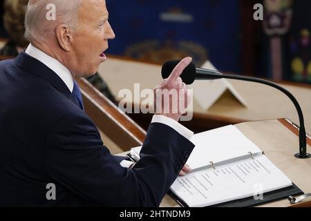 Washington, États-Unis. 01st mars 2022. Le président Joe Biden prononce son premier discours sur l'état de l'Union à une session conjointe du Congrès, au Capitole à Washington, DC, le mardi 1 mars 2022. Photo de piscine par J. Scott Applewhite/UPI crédit: UPI/Alay Live News Banque D'Images