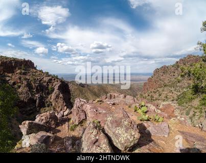 Grande vue depuis un affleurement rocheux surplombant les montagnes et une vallée. Banque D'Images