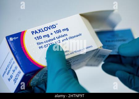 Berlin, Allemagne. 01st mars 2022. Une personne détient le médicament Paxlovid de la société pharmaceutique américaine Pfizer contre Covid-19. Credit: Fabian Sommer/dpa/Alay Live News Banque D'Images