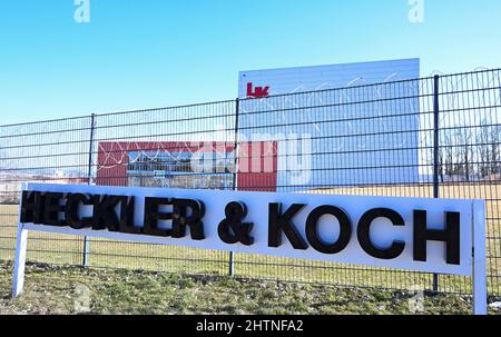 Oberndorf, Allemagne. 28th févr. 2022. Le logo des fabricants d'armes Heckler et Koch devant le siège de la société à Oberndorf. Credit: Bernd Weißbrod/dpa/Alay Live News Banque D'Images