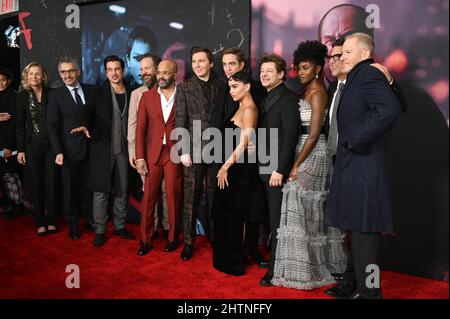 New York, États-Unis. 01st mars 2022. (G-D) John Turturro, Colin Farrell, Peter Sarsgaard, Jeffrey Wright, Paul Dano, Robert Pattinson, Zoe Kravitz, Andy Serkis et Jayme Lawson assistent à la première mondiale de « The Batman » au Josie Robertson Plaza, Lincoln Center, New York, NY, le 1 mars, 2022. (Photo par Anthony Behar/Sipa USA) crédit: SIPA USA/Alay Live News Banque D'Images