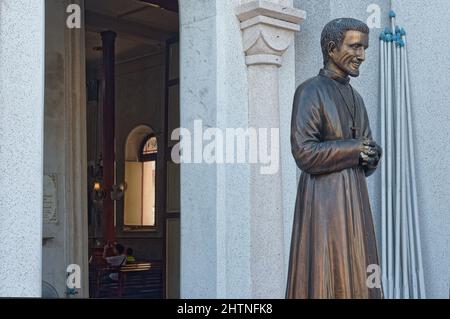 Statue d'un ancien prêtre français à l'église Immaculée conception, Samsen soi 11, Bangkok, Thaïlande, établie par des immigrants cambodgiens et vietnamiens Banque D'Images