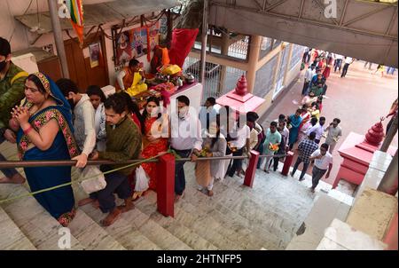 Guwahati, Guwahati, Inde. 1st mars 2022. Les dévotés hindous se présentent pour offrir la prière à l'occasion de Maha Shivratri au temple de Sukleswar à Guwahati Assam Inde le mardi 1st mars 2022 (Credit image: © Dasarath Deka/ZUMA Press Wire) Banque D'Images