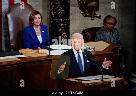 Washington, DC, États-Unis. 1st mars 2022. Le président américain Joe Biden parle lors d'un discours sur l'état de l'Union au Capitole des États-Unis à Washington, DC, États-Unis, le mardi 1 mars, 2022. Le premier discours de Biden sur l'État de l'Union s'inscrit dans le contexte de l'invasion de l'Ukraine par la Russie et des sanctions subséquentes imposées à la Russie par les États-Unis et ses alliés. Credit: Al Drago/Pool via CNP/dpa/Alay Live News Banque D'Images