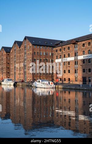 Bateaux à Gloucester Docks en soirée. Gloucester, Gloucestershire, Angleterre Banque D'Images