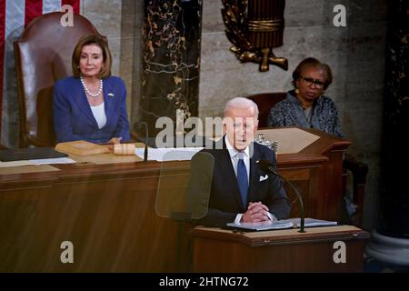 Washington, DC, États-Unis. 1st mars 2022. Le président américain Joe Biden parle lors d'un discours sur l'état de l'Union au Capitole des États-Unis à Washington, DC, États-Unis, le mardi 1 mars, 2022. Le premier discours de Biden sur l'État de l'Union s'inscrit dans le contexte de l'invasion de l'Ukraine par la Russie et des sanctions subséquentes imposées à la Russie par les États-Unis et ses alliés. Credit: Al Drago/Pool via CNP/dpa/Alay Live News Banque D'Images