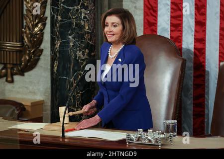 Washington, États-Unis. 01st mars 2022. Le Président Nancy Pelosi (D-Californie) bangs le gavel avant que le Président Biden donne son discours sur l'état de l'Union lors d'une session conjointe du Congrès au Capitole des États-Unis à Washington, DC, le mardi 1 mars 2022. (Photo par Pool/Sipa USA) crédit: SIPA USA/Alay Live News Banque D'Images