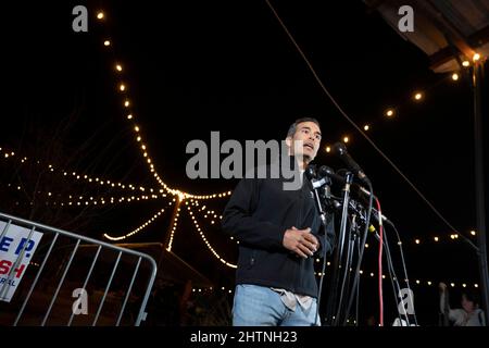 Austin, Texas, États-Unis. 1st mars 2022. Le commissaire aux terres du Texas GEORGE P. BUSH parle à la presse lors d'un premier parti de veille électorale où il est dans une course serrée pour une tache de ruissellement contre le procureur général en exercice Ken Paxton (non montré). Paxton est mis en accusation depuis plusieurs années pour fraude en valeurs mobilières. Bush vient d'une longue dynastie politique dont son père Jeb Bush qui était gouverneur de Floride. (Image de crédit : © Bob Daemmrich/ZUMA Press Wire) Banque D'Images