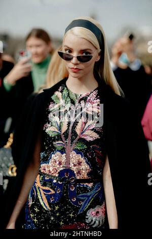 Paris, France, le 1 mars 2022. Street style, Anya Taylor-Joy arrivant au Dior automne-hiver 2022-2023, qui s'est tenu au jardin des Tuileries, Paris, France, le 1 mars 2022. Photo de Marie-Paola Bertrand-Hillion/ABACAPRESS.COM Banque D'Images