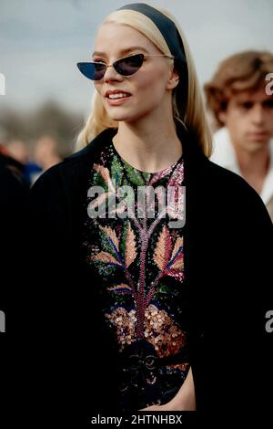 Paris, France, le 1 mars 2022. Street style, Anya Taylor-Joy arrivant au Dior automne-hiver 2022-2023, qui s'est tenu au jardin des Tuileries, Paris, France, le 1 mars 2022. Photo de Marie-Paola Bertrand-Hillion/ABACAPRESS.COM Banque D'Images