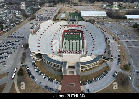 Vue aérienne du Memorial Stadium sur le campus de l'Indiana University, lundi 1 mars 2022, à Bloomington, Ind. Le stade est la maison de l'Indi Banque D'Images