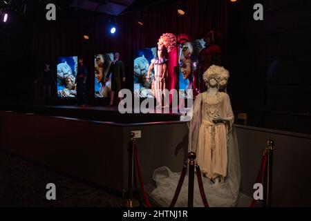 New York, NY - Mars 1. 2022: Aperçu de presse de RiseNY, la nouvelle attraction sur Times Square avec des galeries à thème de musée et théâtre de vol Banque D'Images