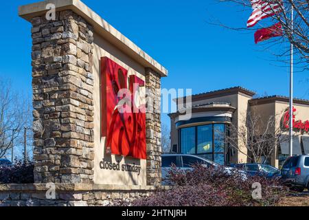 Chick-fil-Un restaurant avec voies de passage de voiture enveloppantes à Duluth, Géorgie, juste au nord-est d'Atlanta. (ÉTATS-UNIS) Banque D'Images