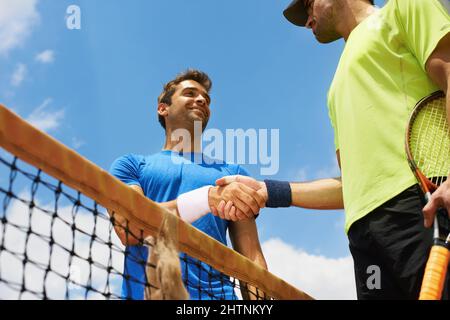 Leurs amis et leurs grands rivaux sur le terrain. Deux joueurs de tennis masculins sur le court. Banque D'Images