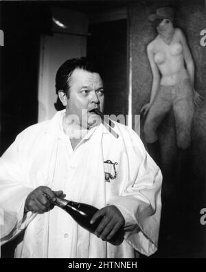 ORSON WELLES sur le set Candid pendant le tournage de je N'OUBLIERAI JAMAIS CE Qui'Est ISNAME 19678 réalisateur MICHAEL GAGNANT écrivain Peter Draper Scimitar Productions / Universal Pictures Banque D'Images