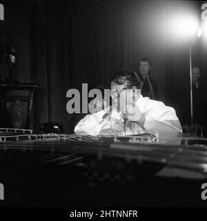 ORSON WELLES sur le set Candid avec Scalextric Track pendant le tournage de je N'OUBLIERAI JAMAIS CE Qui'Isname 19678 réalisateur MICHAEL GAGNANT écrivain Peter Draper Scimitar Productions / Universal Pictures Banque D'Images