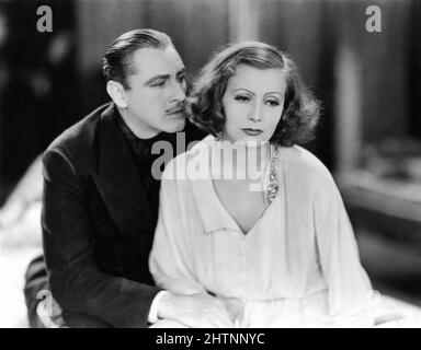 JOHN BARRYMORE comme Baron Felix von Geigern et GRETA GARBO comme Grussinskaya dans GRAND HOTEL 1932 réalisateur EDMOND GOULDING roman Vicki Baum robes Gilbert Adrian art direction Cedric Gibbons Metro Goldwyn Mayer Banque D'Images