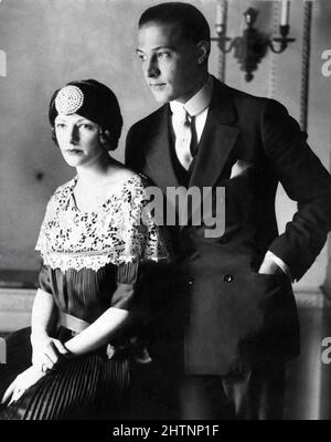 RUDOLPH VALENTINO et son épouse NATACHA RAMBOVA ont réalisé un portrait franc à Londres en juillet 1923 Banque D'Images